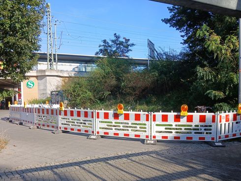 Ein Bauzaun umrandet einen Bereich vor dem S-Bahnhof Adlershof.