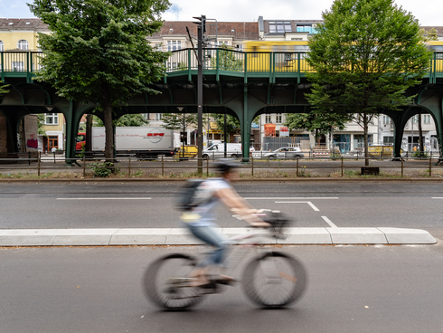 Fahrradfahrer auf dem geschützten Radfahrstreifen, Viadukt der Schönhauser Allee im Hintergrund