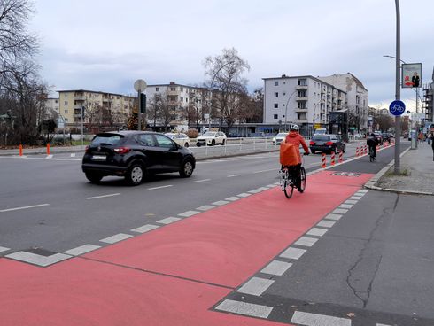 rotmarkierter Radfahrstreifen mit Fahrradfahrer