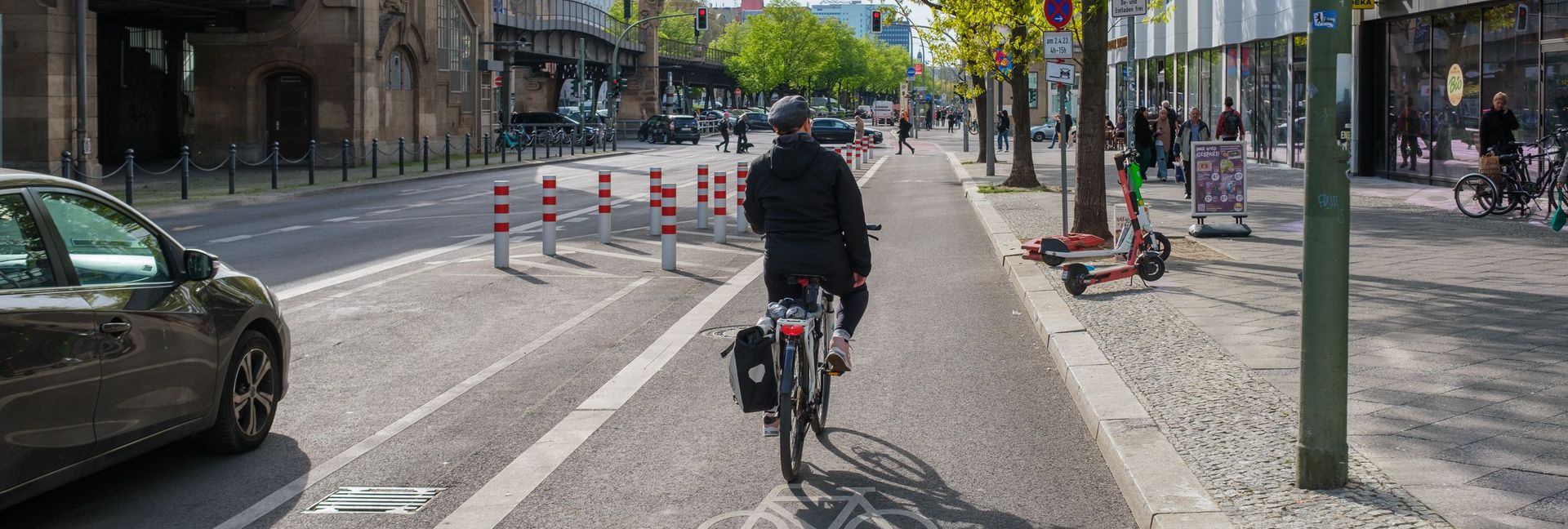 Zu sehen ist ein Fahrradfahrer auf einem geschützten Radfahrstreifen.