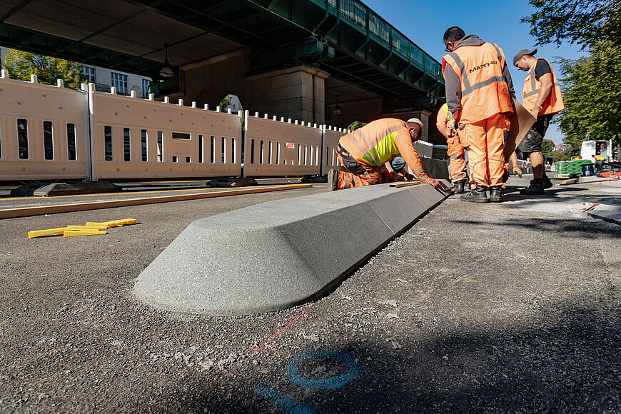 Einbau der Betonborde auf dem 1. Bauabschnitt der Schönhauser Allee