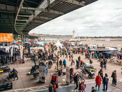 Hangar auf dem Gelände des Flughafen Tempelhof während einer VELO-Messe