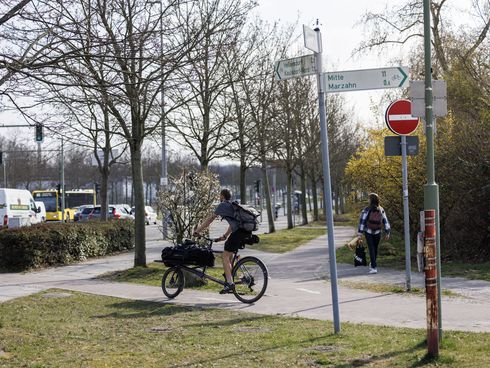 Lastenradfahrer fährt auf einem Radweg