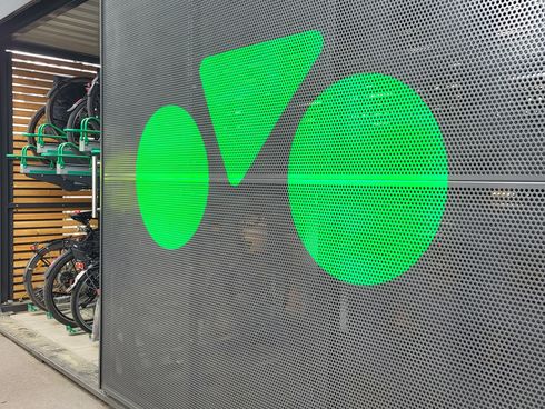 Sammelschließanlage für Fahrräder mit grünem Fahrradsymbol an der Vorderseite