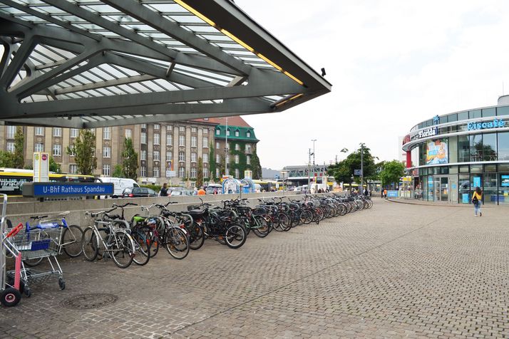 Fahrradparken am U-Bahnhof Rathaus Spandau
