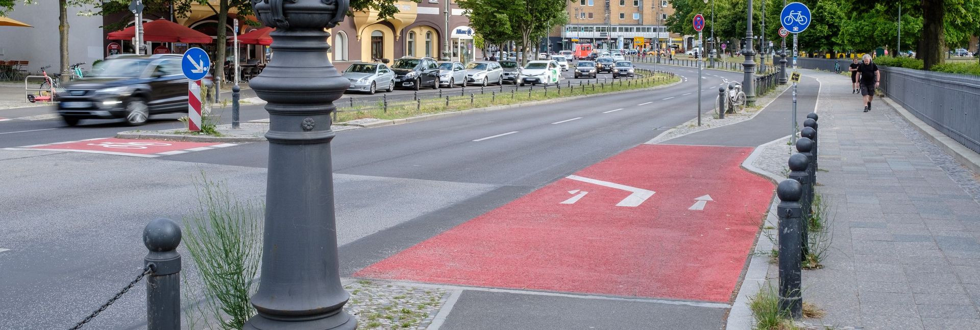 Zu sehen ist ein rotmarkierter Radfahrstreifen an Fahrbahnrand.