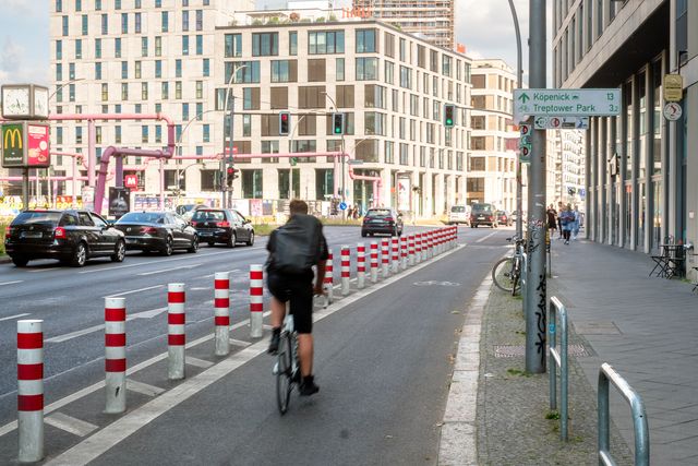 Geschützte Radfahrstreifen Stralauer Platz