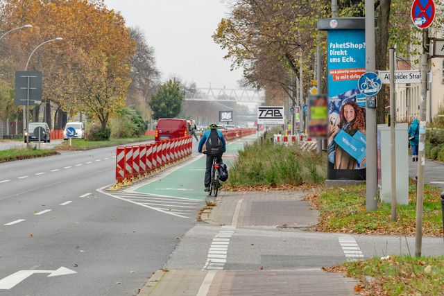 Radfahrende auf dem Radfahrstreifen Adlergestell