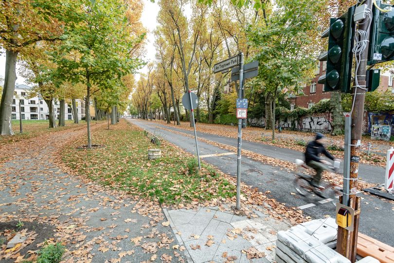 Radfahrende auf der Straße Am Treptower Park.