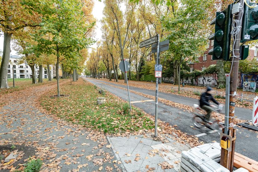 Radfahrende auf der Straße Am Treptower Park.