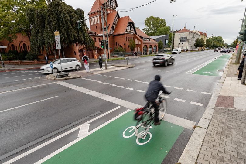 Radfahrstreifen am Adlergestell an Querung Fußverkehr