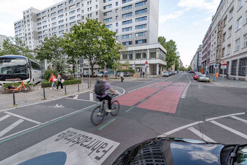 Radfahrende fährt im Kreuzungsbereich der markierten Fahrradstraße mit Rotbesichtung.