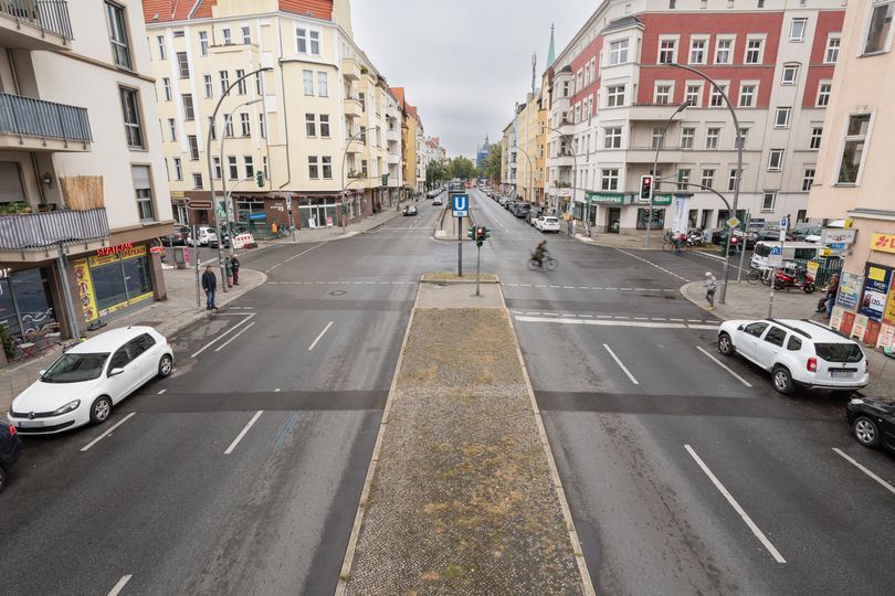 Vorher-Bild: Leicht erhöhter Blick auf die Grunewaldstraße mit beiden Fahrtrichtungen.