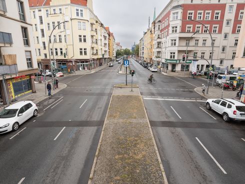 Vorher-Bild: Leicht erhöhter Blick auf die Grunewaldstraße mit beiden Fahrtrichtungen.