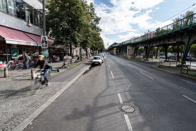 Schönhauser Allee mit Fahrradfahrer auf altem Hochbordradweg