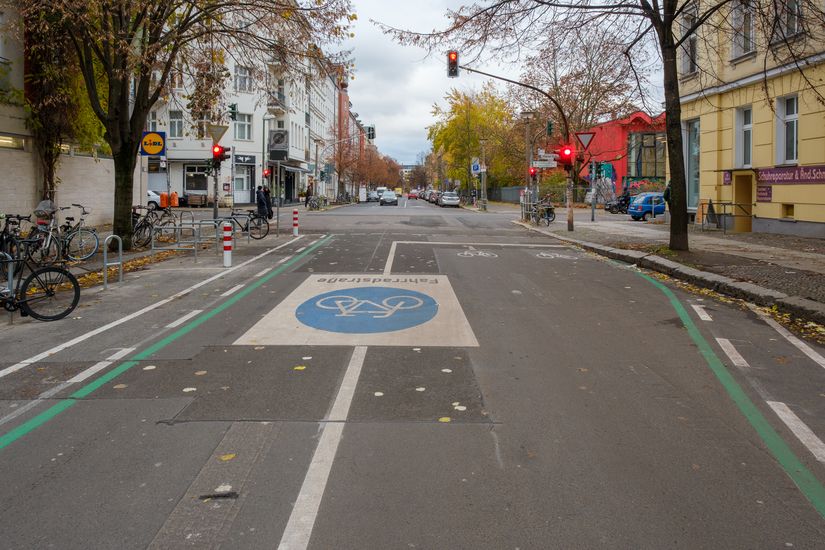 Markierungen der Fahrradstraße in der Schwedter Straße