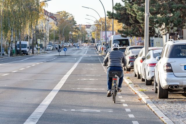 Schutzstreifen für den Radverkehr auf der Waldstraße