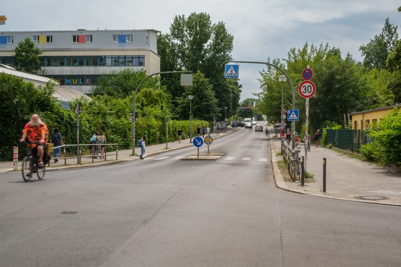 Blick auf einen Zebrastreifen in der Modersohnstraße