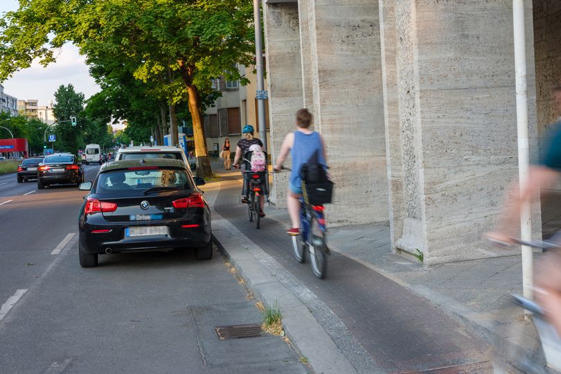 Radfahrende auf dem schmalen Hochboardradweg.