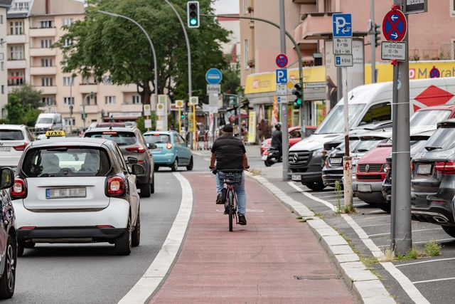 Fahrradfahrer auf Radfahrstreifen