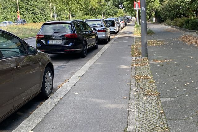 Radweg an der Wuhlheide zwischen Gehweg und parkenden Autos