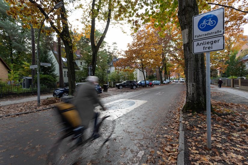 Radfahrender auf Fahrradstraße Edelhofdamm