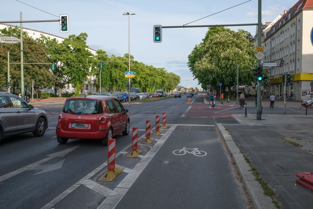 Geschützter Radfahrstreifen an Kreuzung Köpenicker Landstraße