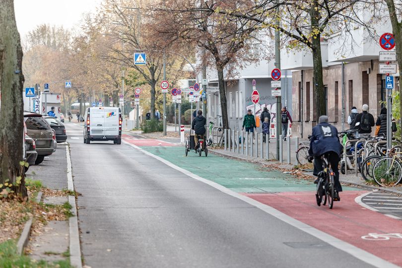 grün und rot markierter Radfahrstreifen mit Radfahrenden