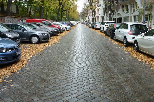 Kopfsteinpflaster und parkende Autos in Rönnestraße