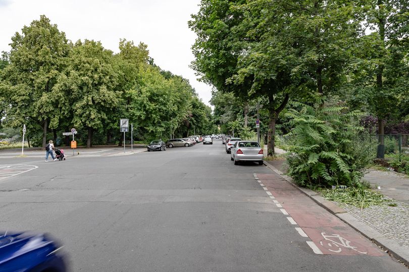 Parkende Autos in der Ungarnstraße