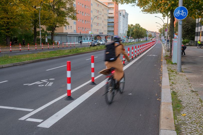 Radfahrende auf dem Radfahrstreifen des Mariendorfer Damms