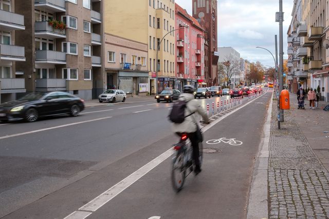 Radfahrende auf dem Radfahrstreifen in der Beusselstraße