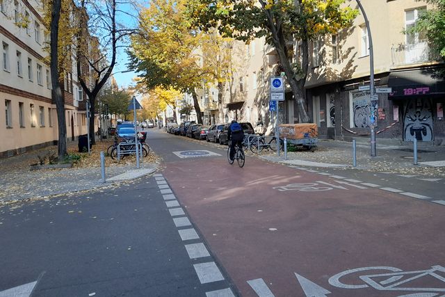 Fahrradstraße mit Rotmarkierung auf der Kreuzung