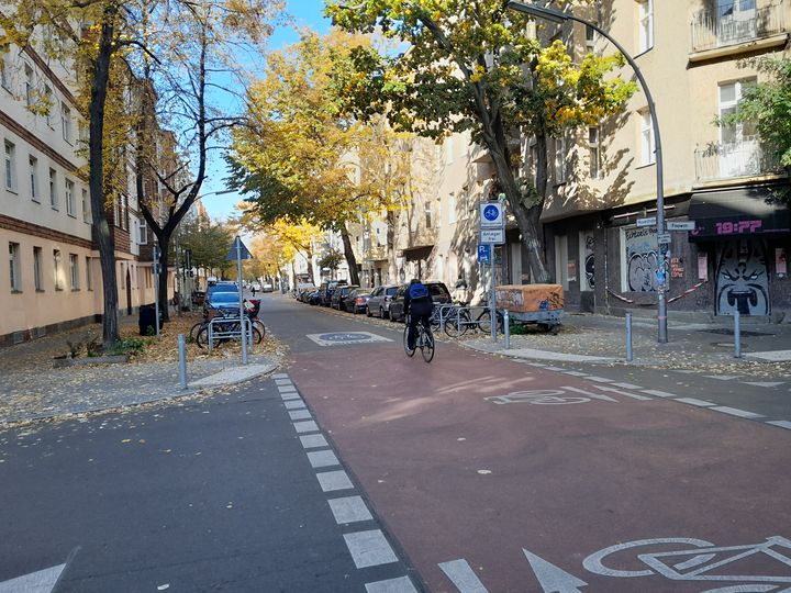 Fahrradstraße mit Rotmarkierung auf der Kreuzung