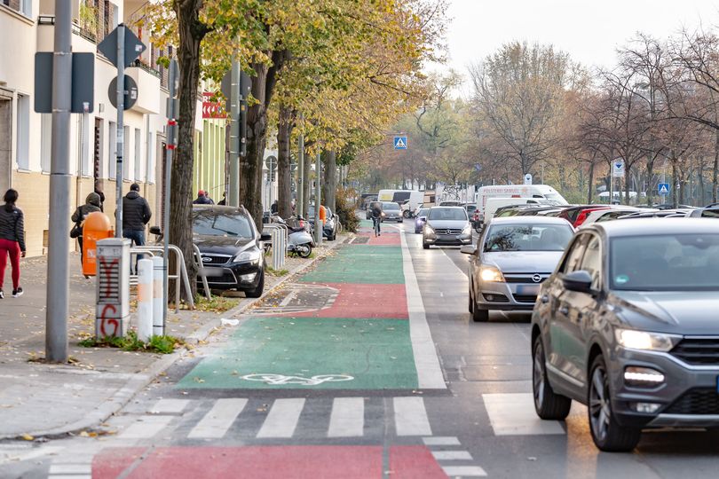 grün und rot markierter Radfahrstreifen mit Radfahrenden