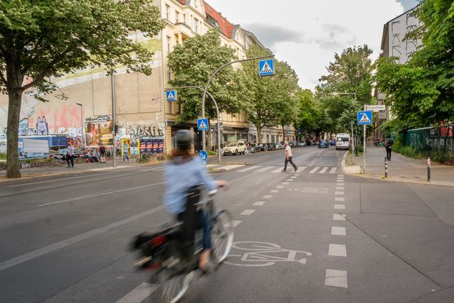 Radfahrende auf Köpenicker Straße