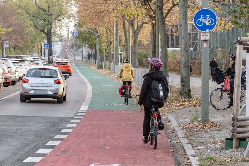 grün und rot markierter Radfahrstreifen mit Radfahrenden