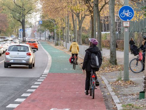 grün und rot markierter Radfahrstreifen mit Radfahrenden