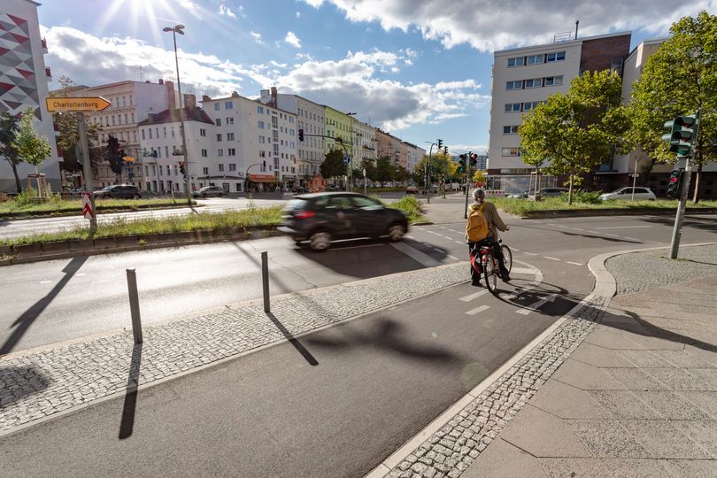 Wartende Radfahrerin Goebenstraße in Tempelhof Schöneberg