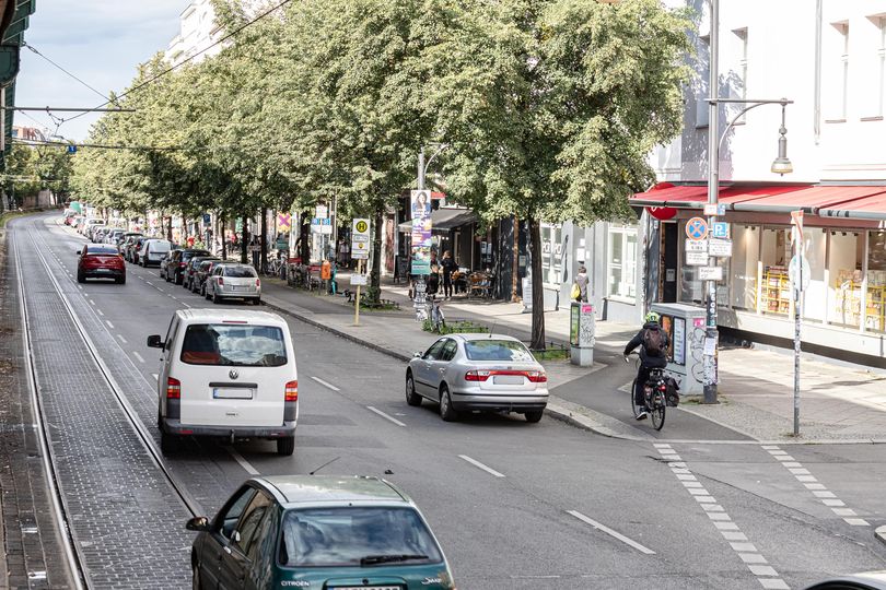 Radfahrende entlang Radweg Schönhauser Allee neben Autoverkehr und Tramlinie