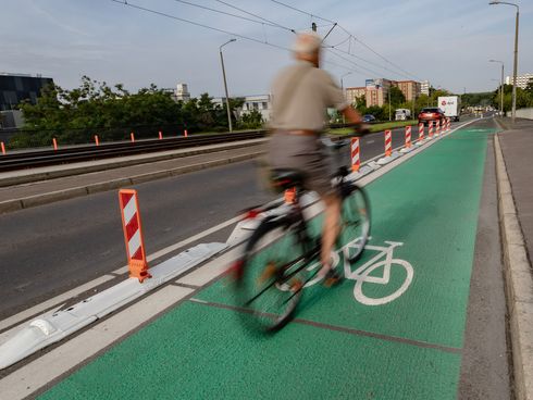 Geschützter und grün markierter Radfahrstreifen Allee der Kosmonauten