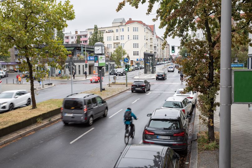 Vorher-Bild: Auf der Grunewaldstraße sind Autos und Fahrradfahrer auf der Fahrbahn unterwegs.