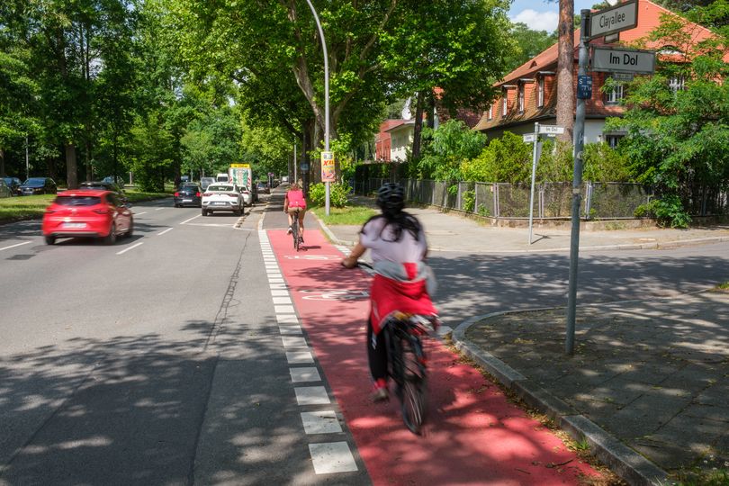 Radfahrende fahren entlang Clayallee