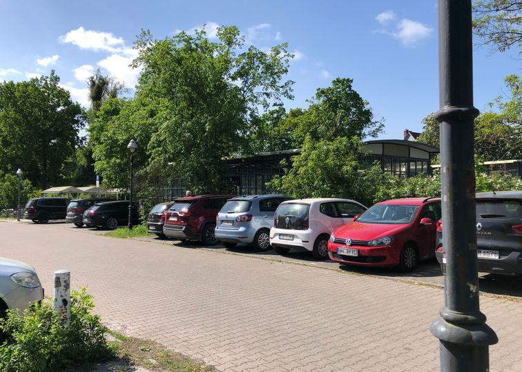 Parkplatz mit einigen parkenden Autos Hermsdorf