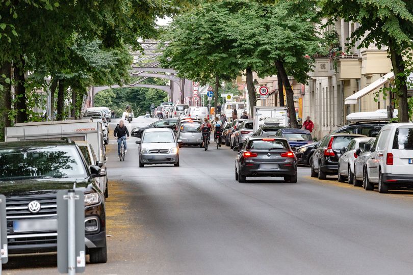 Stark befahrene Ilsestraße in Neukölln