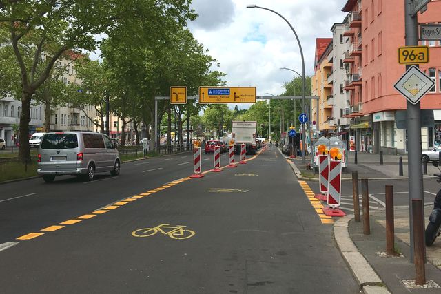 Temporärer Radfahrstreifen mit rot-weißen Leitbaken