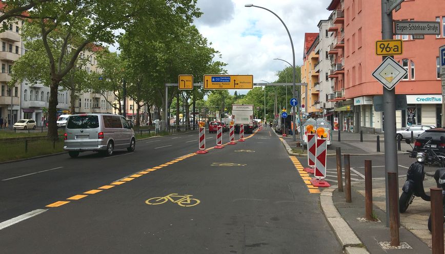 Temporärer Radfahrstreifen mit rot-weißen Leitbaken