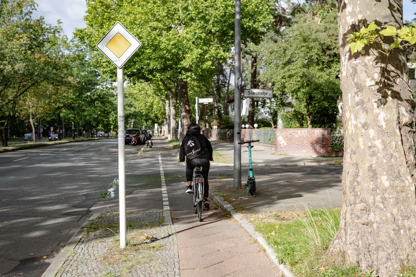 Radfahrer fährt entlang Clayallee