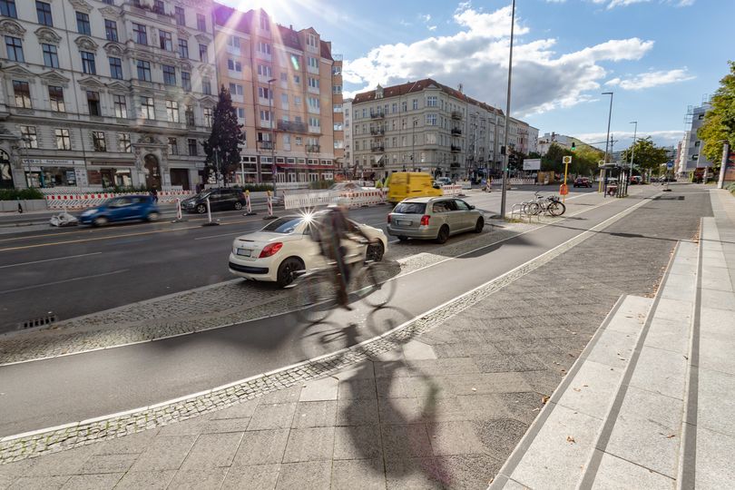 Radfahrender auf Goebenstraße in Tempelhof Schöneberg