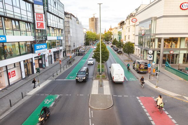 Blick auf Schloßstraße mit markierten Radfahrstreifen